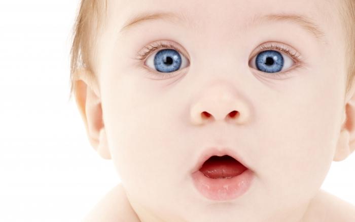 ما يجب أن يكون الطفل قادرا على القيام به في 9 أشهر: معلومات مفيدة للآباء الصغار