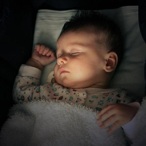 لماذا ينام الأطفال سيئة في الليل: الأسباب الرئيسية