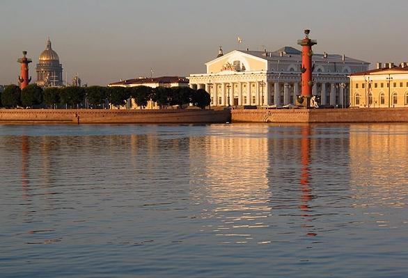 جزيرة Vasilievsky - Strelka ، أعمدة منقاري ، بورصة